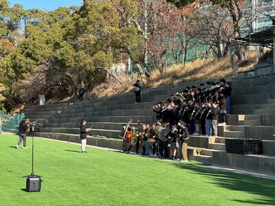 記念式典の様子④～吹奏楽部の演奏とともに校歌斉唱