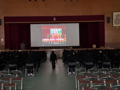 ３年間の学校生活を映像で振り返る