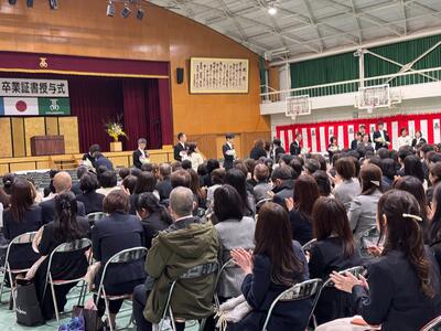 保護者代表の方から７７回生学年団の先生方へ挨拶と花束贈呈